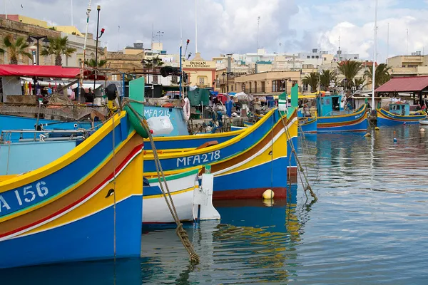 Kolorowe łodzie luzzu w Marsaxlokk