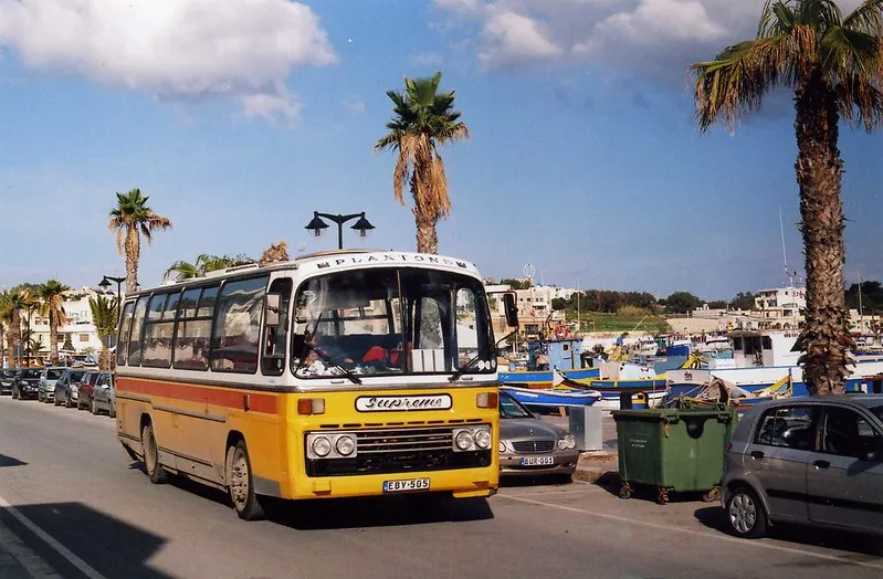 Stary maltański autobus Plaxton w Marsaxlokk