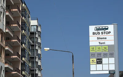 Przystanek autobusowy w mieście Sliema