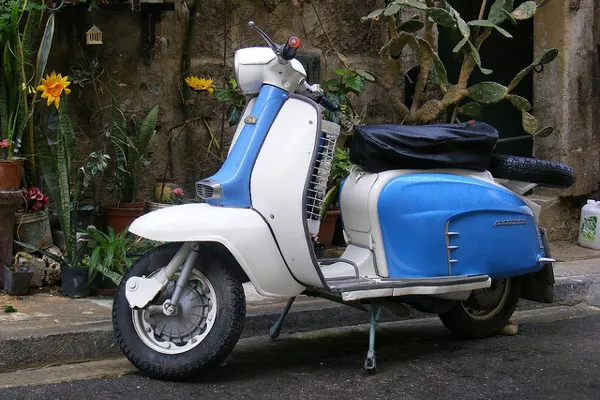 Skuter Lambretta zaparkowany na Malcie