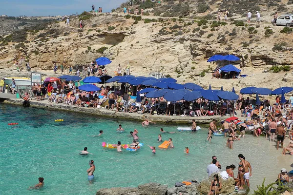 Plażowicze nad Błękitną Laguną na Comino