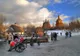 Zima w Słobodzie Mamajowej: armaty, chaty kryte strzechą i drewniana cerkiew w tle