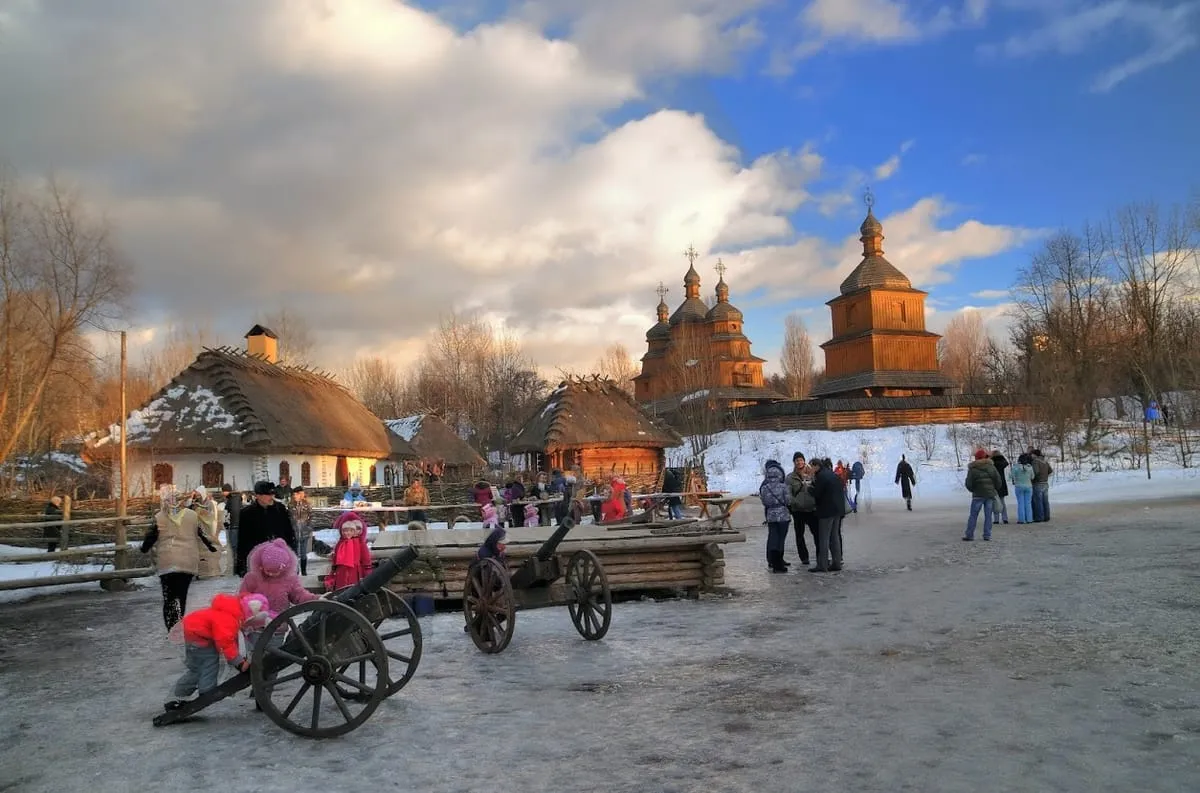 Zima w Słobodzie Mamajowej: armaty, chaty kryte strzechą i drewniana cerkiew w tle