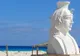 Biała rzeźba głowy faraona na plaży Kleopatry w Marsa Matruh, w tle turkusowe morze