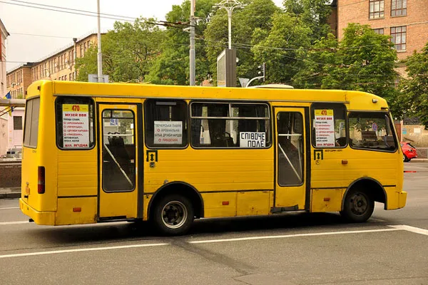 Marszrutka – mikrobus o kilkunastu miejscach, zatrzymujący się „na żądanie”
