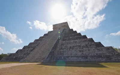 Piramida El Castillo w Chichén Itzá w pełnym słońcu