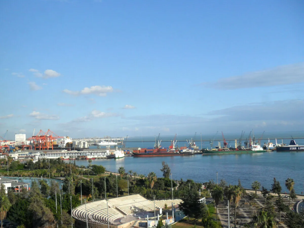 Port w Mersin widziany z góry, z parkiem i amfiteatrem nad zatoką