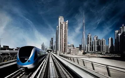 Pociąg dubajskiego metra na estakadzie