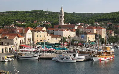 Port w mieście Supetar