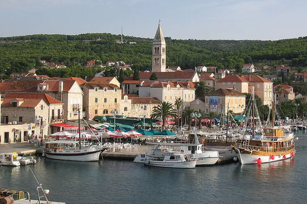 Port w mieście Supetar