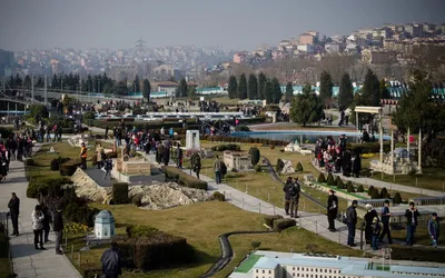 Alejki i miniatury budowli w parku Miniatürk na tle wzgórz Stambułu