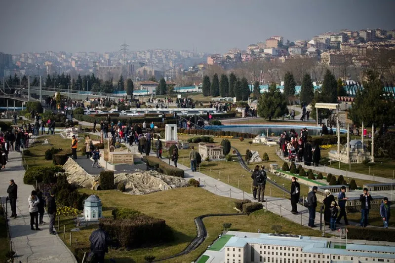 Alejki i miniatury budowli w parku Miniatürk na tle wzgórz Stambułu