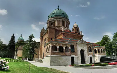 Ceglany kościół z zieloną kopułą przy wejściu na cmentarz Mirogoj w Zagrzebiu