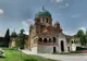 Ceglany kościół z zieloną kopułą przy wejściu na cmentarz Mirogoj w Zagrzebiu