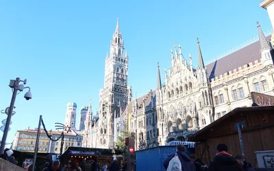 Nowy Ratusz na Marienplatz w Monachium, w tle wieże Frauenkirche
