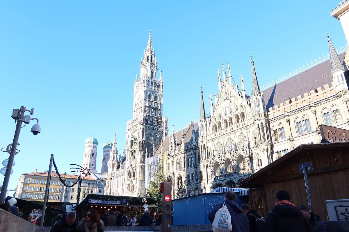 Nowy Ratusz na Marienplatz w Monachium, w tle wieże Frauenkirche
