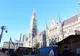 Nowy Ratusz na Marienplatz w Monachium, w tle wieże Frauenkirche