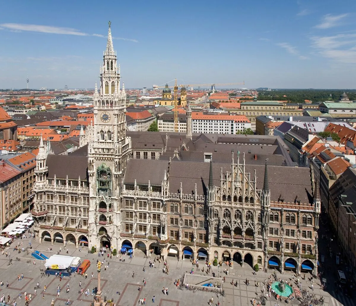 Nowy Ratusz i Marienplatz w Monachium widziane z wieży kościoła św. Piotra