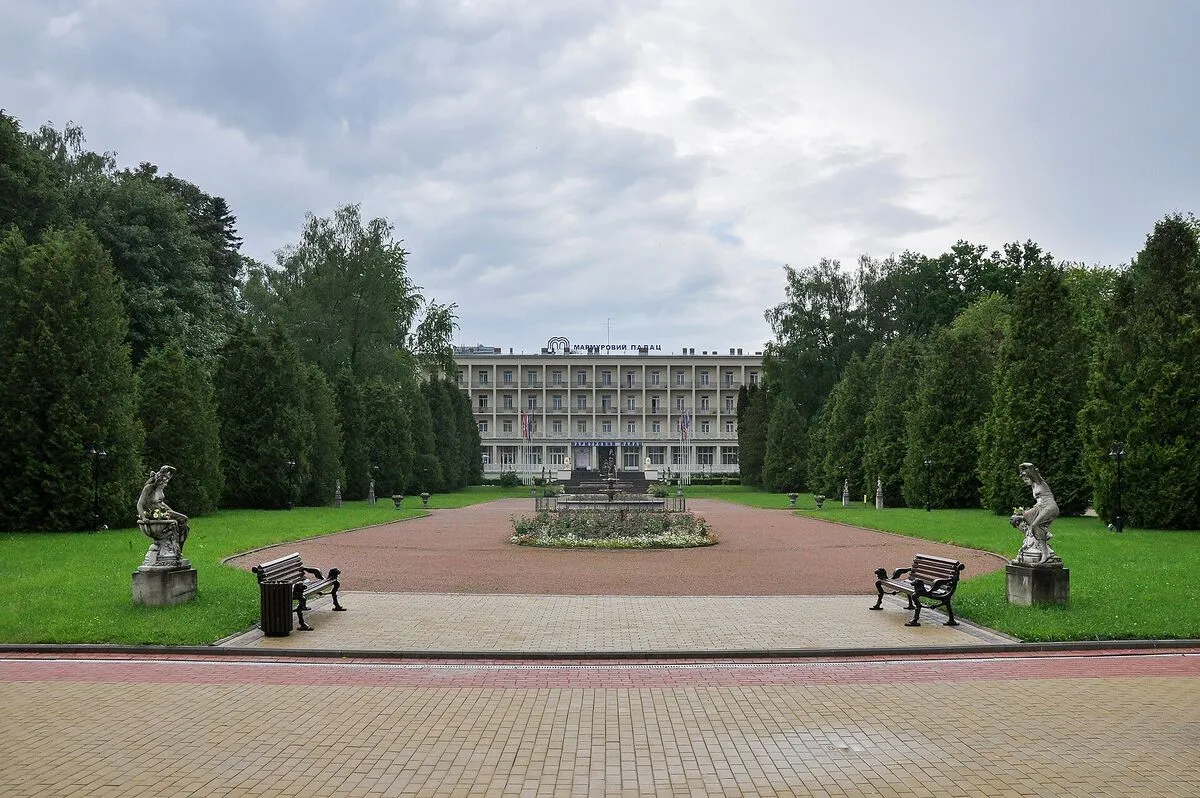 Aleja parkowa prowadząca do sanatorium „Marmurowy Pałac” w Morszynie