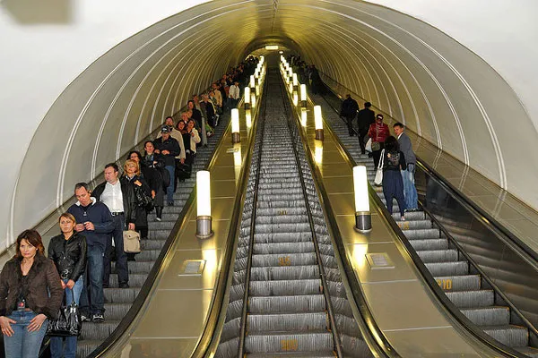 Pasażerowie na ruchomych schodach moskiewskiego metra