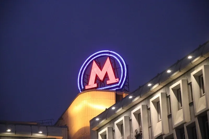 Podświetlony neon z czerwoną literą M, symbol moskiewskiego metra