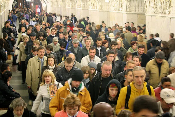 Tłum pasażerów na zdobionym peronie moskiewskiego metra