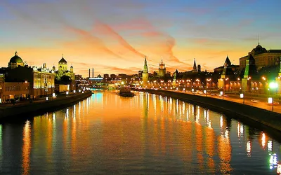 Mury i sobory Kremla moskiewskiego widziane od strony rzeki Moskwy
