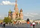 Cerkiew Wasyla Błogosławionego i spacerujący turyści na Placu Czerwonym w Moskwie