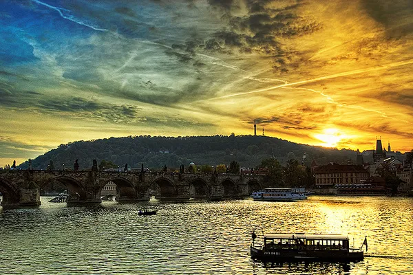 Most Karola o wschodzie słońca