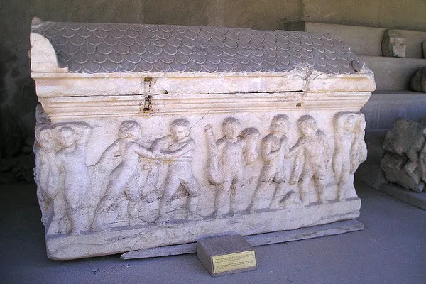Pięknie zdobiony sarkofag w Muzeum Archeologicznym w Pafos
