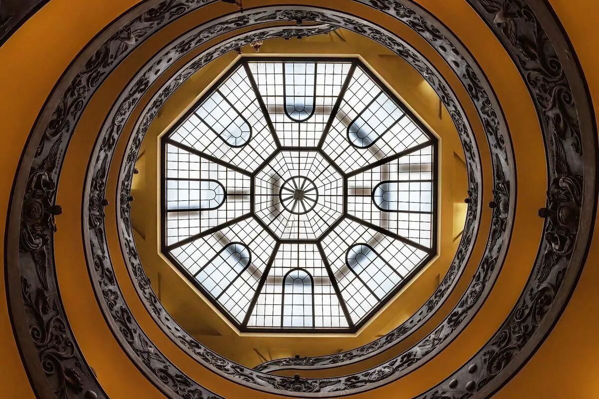 Kręte schody Giuseppe Momo w Muzeach Watykańskich widziane od dołu, ze świetlikiem w środku