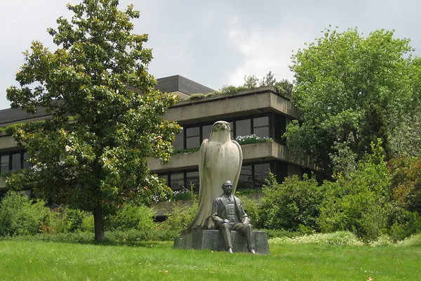 Pomnik Calouste Gulbenkiana przed budynkiem muzeum