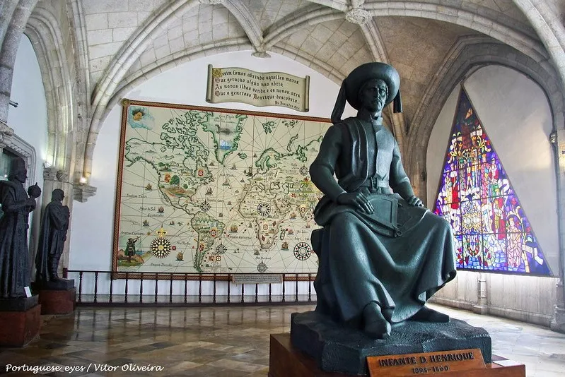 Posąg Henryka Żeglarza na tle wielkiej mapy świata w sali Muzeum Morskiego w Lizbonie
