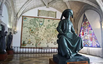 Posąg Henryka Żeglarza na tle wielkiej mapy świata w sali Muzeum Morskiego w Lizbonie