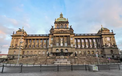 Gmach Muzeum Narodowego w Pradze u szczytu placu Wacława