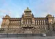 Gmach Muzeum Narodowego w Pradze u szczytu placu Wacława