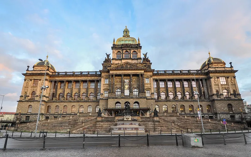 Gmach Muzeum Narodowego w Pradze u szczytu placu Wacława