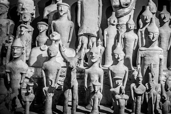 Kolekcja figurek w Muzeum Archeologicznym w Nikozji