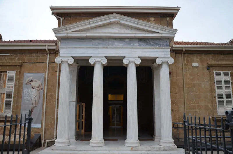 Neoklasycystyczna fasada Muzeum Cypryjskiego w Nikozji