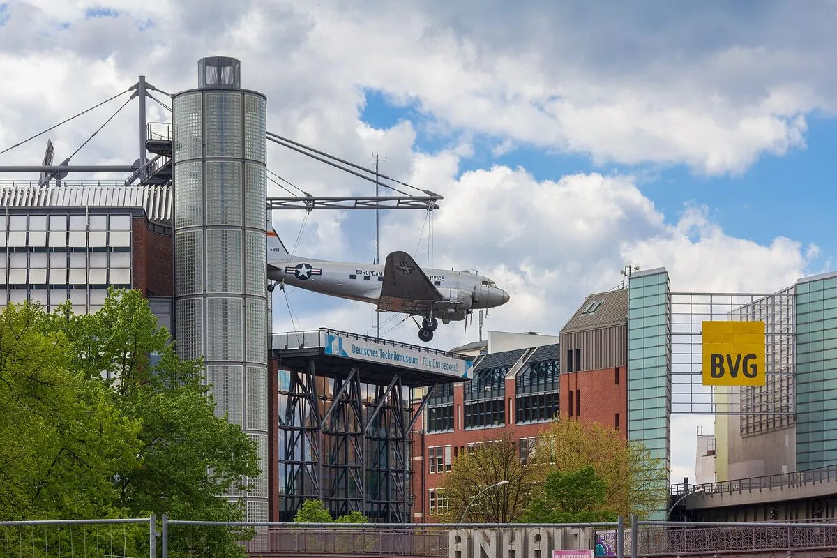 Deutsches Technikmuseum w Berlinie z samolotem na dachu