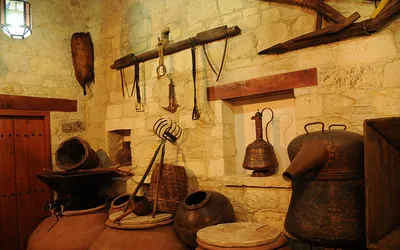 Dawne gliniane dzbany, miedziane naczynia i narzędzia winiarskie w Cypryjskim Muzeum Wina