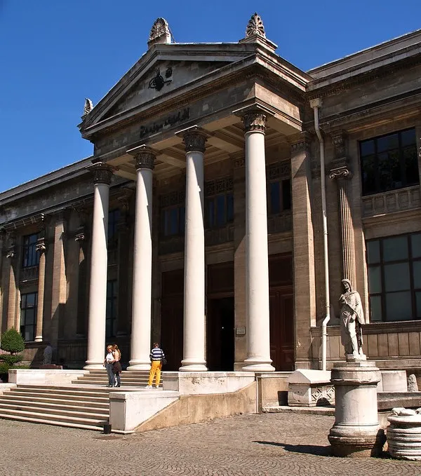 Neoklasyczna fasada głównego budynku Muzeum Archeologicznego w Stambule