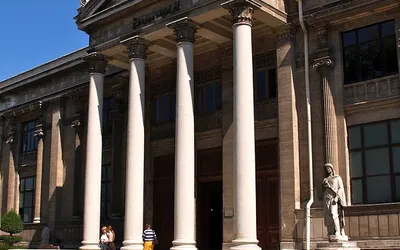 Neoklasyczna fasada głównego budynku Muzeum Archeologicznego w Stambule