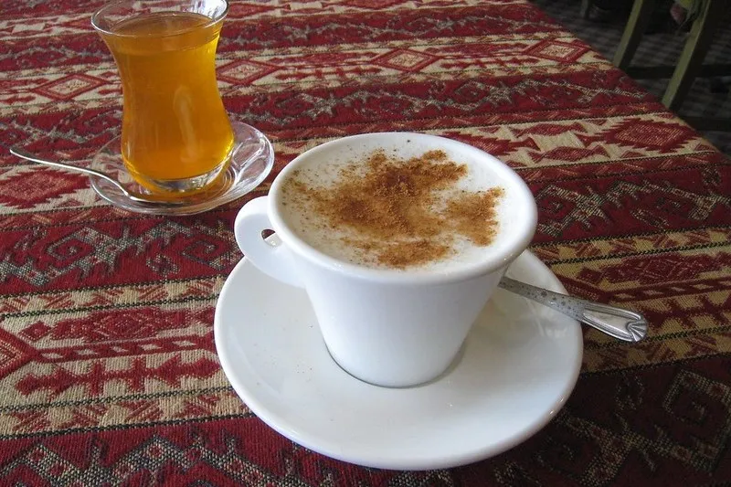 Apetyczny sahlep (salep) na pierwszym planie, w tle – herbatka pomarańczowa