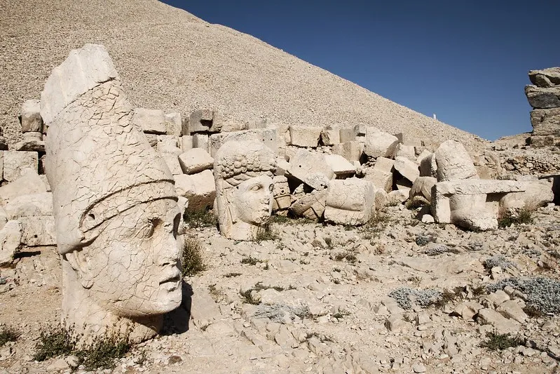 Głowy posągów w sanktuarium Antiocha I na szczycie góry Nemrut (Nemrut Dag)