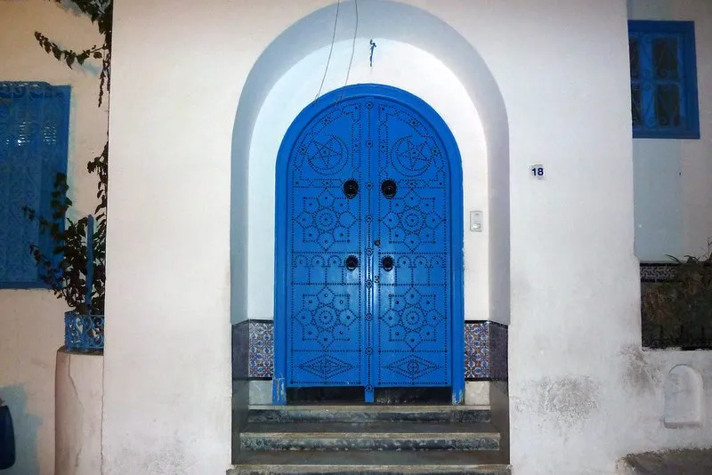 Tradycyjne niebieskie drzwi nabijane ćwiekami w Sidi Bou Said pod Tunisem