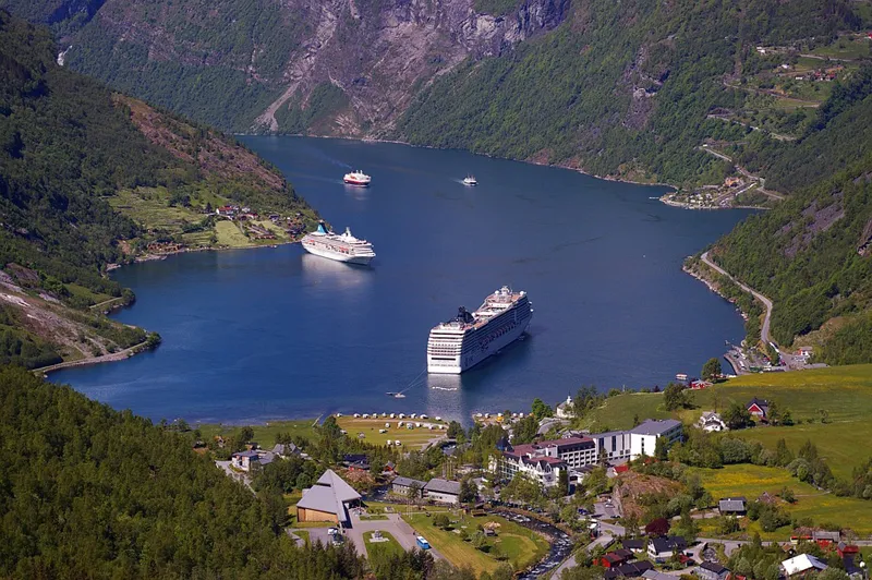 Statki wycieczkowe na Geirangerfjordzie i wioska Geiranger