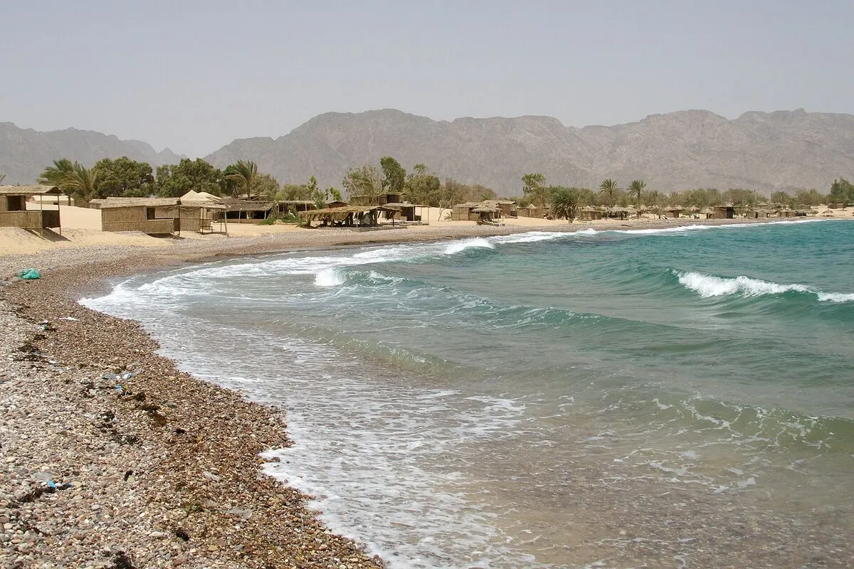Kamienista plaża nad Morzem Czerwonym w Nuweiba, w tle góry Synaju