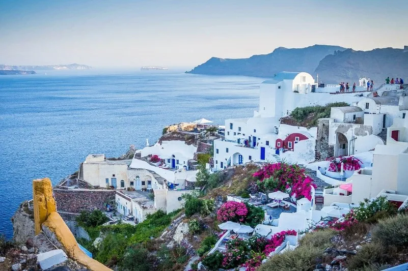 Widok na urokliwe domki w Oia