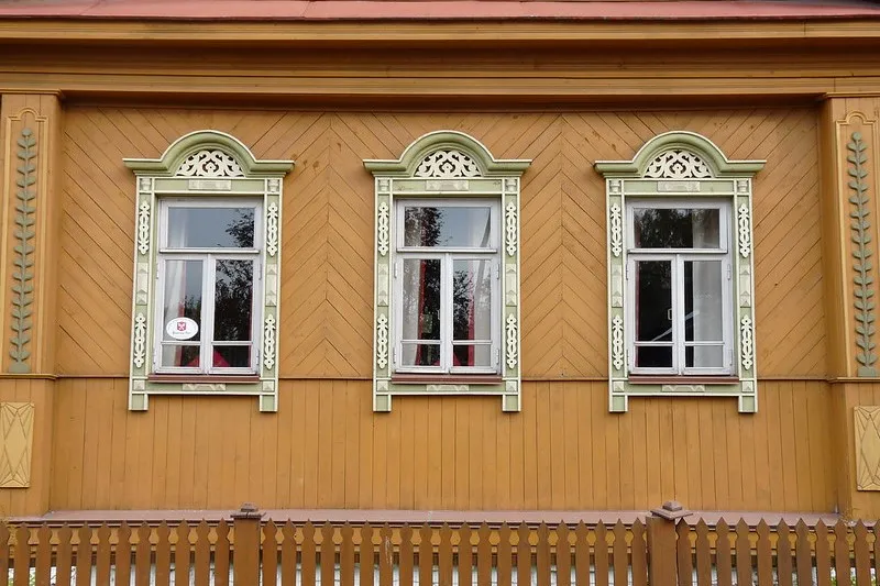 Rzeźbione okna drewnianego domu w Plosie